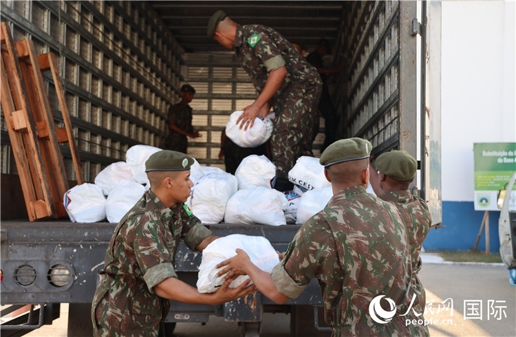 里約加利昂空軍基地，軍人在將捐贈物資裝車。人民網(wǎng)記者 時元皓攝