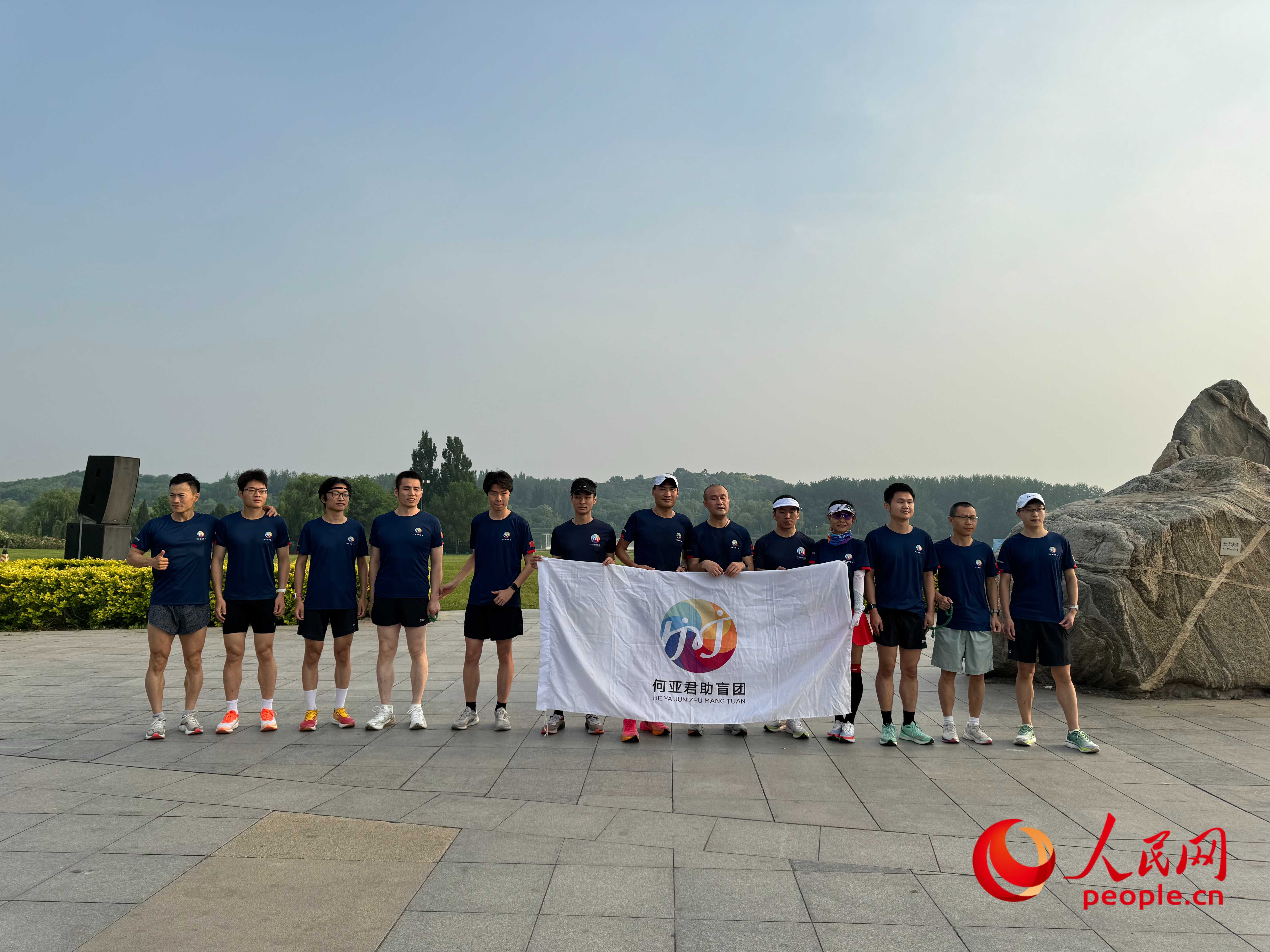 何亞君助盲團的部分成員合影。人民網(wǎng) 周靜圓攝