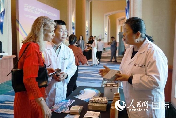 三亞市中醫(yī)院代表向來賓介紹中醫(yī)。人民網(wǎng)記者管克江攝