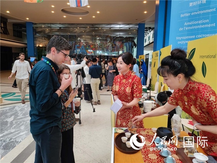 與會(huì)嘉賓在中國(guó)展臺(tái)品茶。 人民網(wǎng)記者 謝亞宏攝