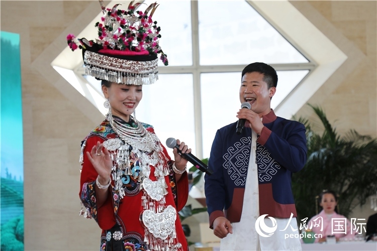2、來自湖北的歌唱家演唱民族歌曲。 人民網記者 李志偉攝
