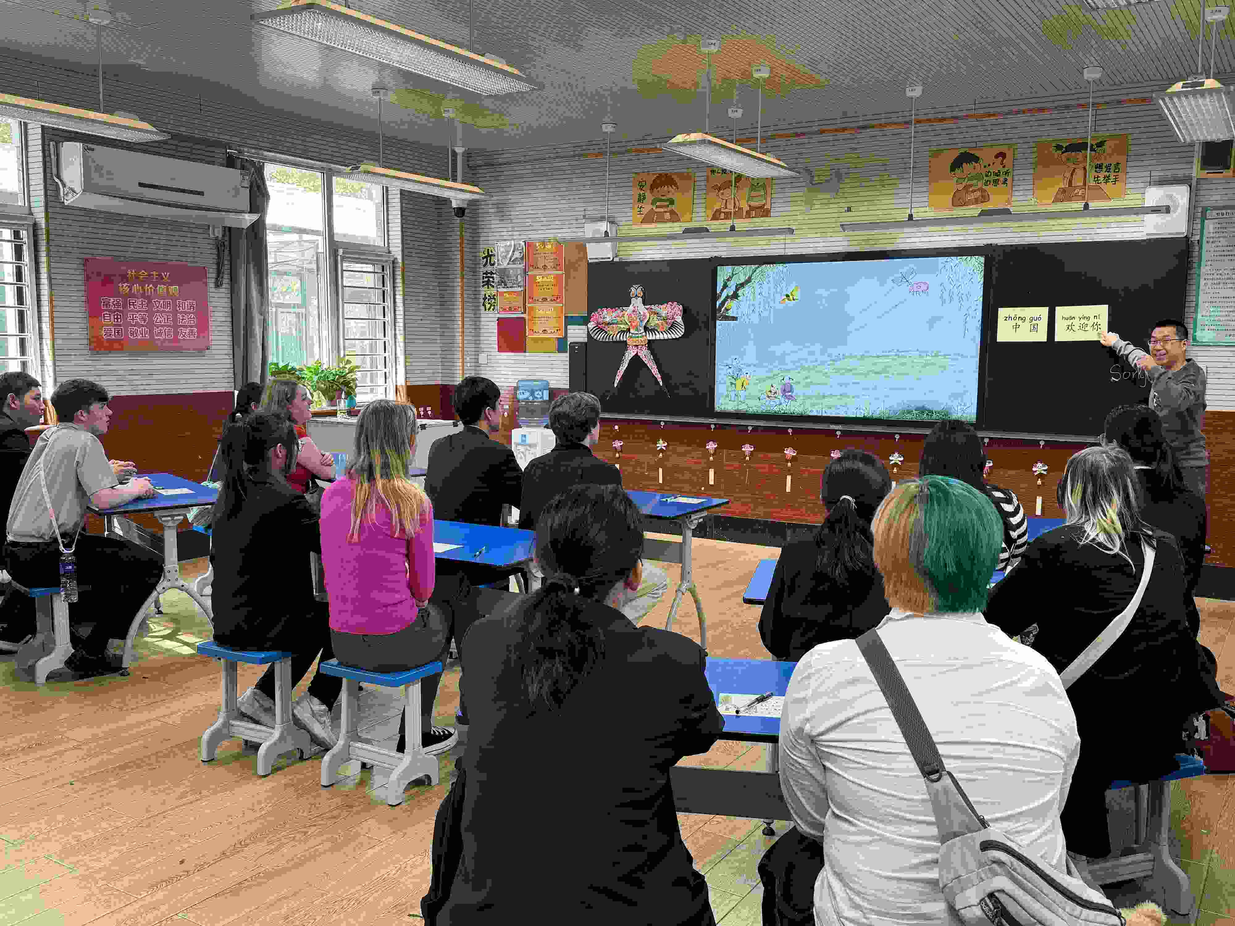 2024年4月20日，美國艾奧瓦州馬斯卡廷高中“友誼傳承”研學(xué)團來到石家莊外國語學(xué)校，中美學(xué)生同上一節(jié)中文課。