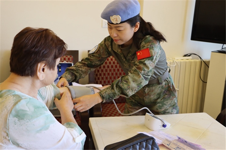【1】 醫(yī)療分隊(duì)隊(duì)員為當(dāng)?shù)鼗颊邷y(cè)量血壓。曾德樂(lè)攝