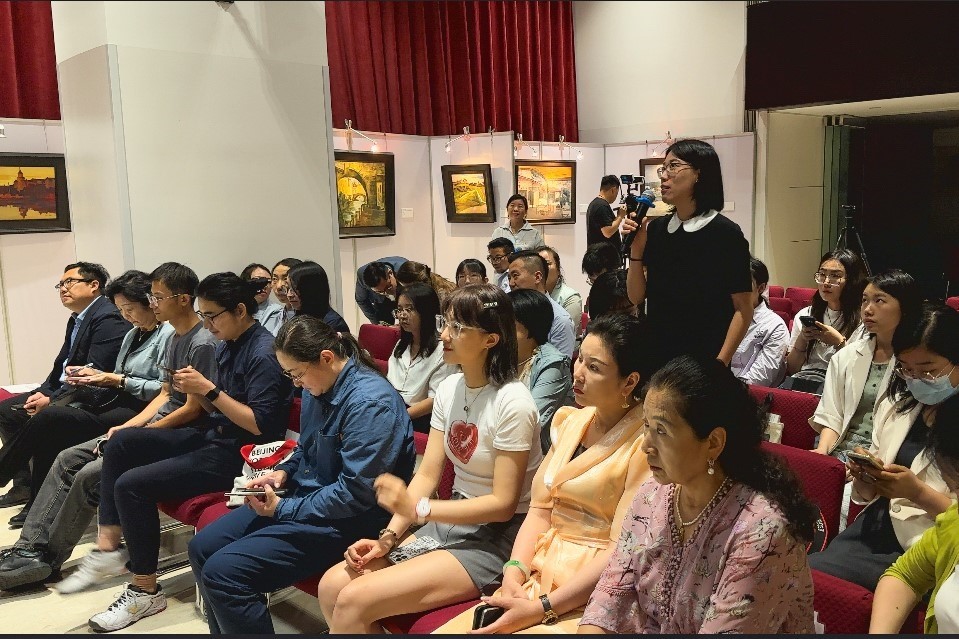 參會記者現(xiàn)場提問。