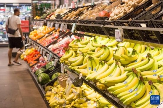 5月24日，顧客在德國(guó)柏林一家超市購(gòu)物。新華社記者 任鵬飛 攝