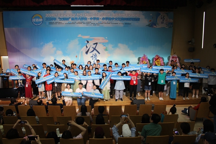 比賽結(jié)束后，參賽選手們合影留念。