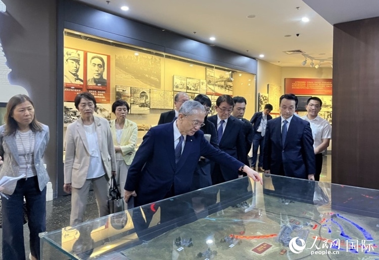 創(chuàng)價(jià)學(xué)會(huì)會(huì)長(zhǎng)原田稔（中）與青年代表團(tuán)成員訪問中國(guó)人民抗日戰(zhàn)爭(zhēng)紀(jì)念館。人民網(wǎng)記者 陳思攝