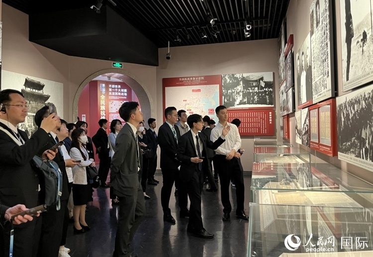 創(chuàng)價(jià)學(xué)會(huì)青年代表團(tuán)成員在中國(guó)人民抗日戰(zhàn)爭(zhēng)紀(jì)念館參觀。人民網(wǎng)記者 陳思攝