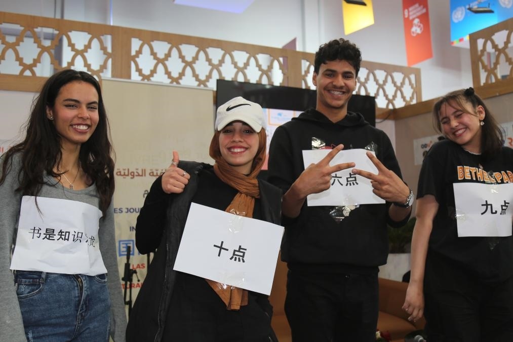 2024年4月24日，突尼斯高中生在首都突尼斯市舉辦的突尼斯國際書展上表演漢語節(jié)目。新華社發(fā)（阿代爾攝）