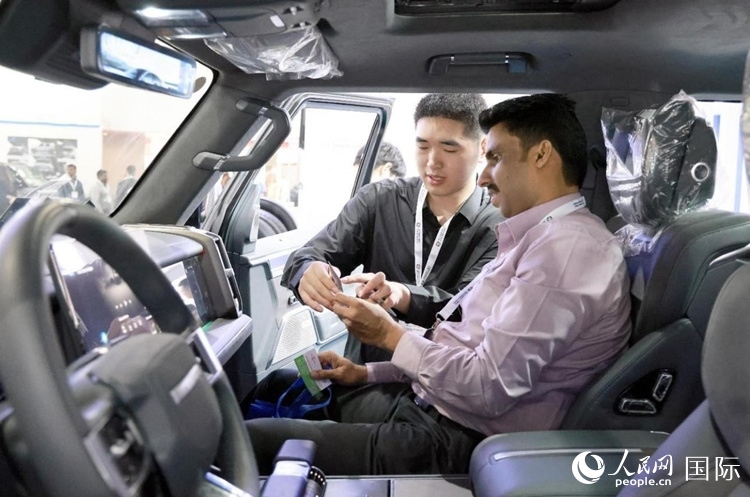 客戶在了解中國產(chǎn)汽車。人民網(wǎng)記者 管克江攝