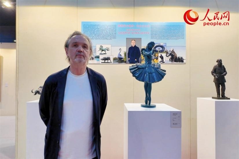 俄羅斯人民藝術(shù)家、俄羅斯美協(xié)主席安德烈·科瓦爾丘克正在接受人民網(wǎng)的采訪。人民網(wǎng)記者 劉微攝