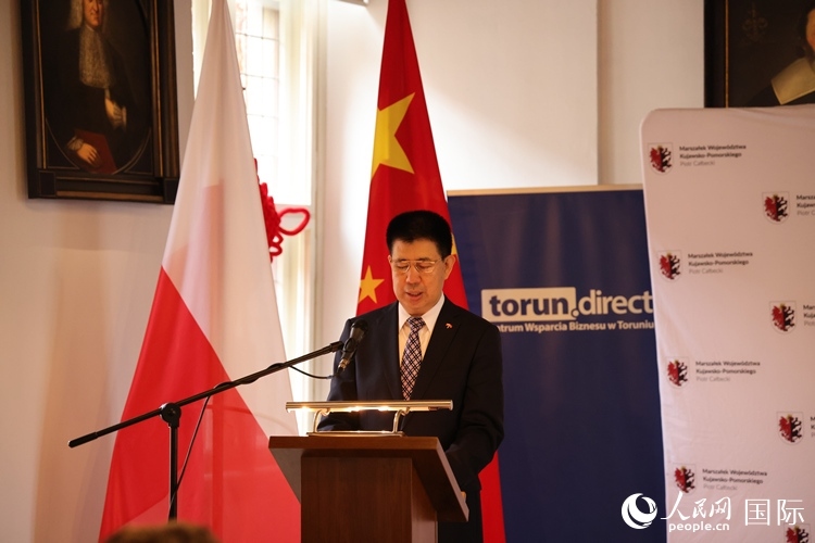 :孫霖江大使在開幕式現(xiàn)場致辭。人民網(wǎng)記者 禹麗敏攝