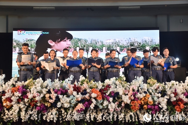 邦板牙省警察局學員在結業(yè)典禮上表演合唱。人民網(wǎng)記者 樊帆攝