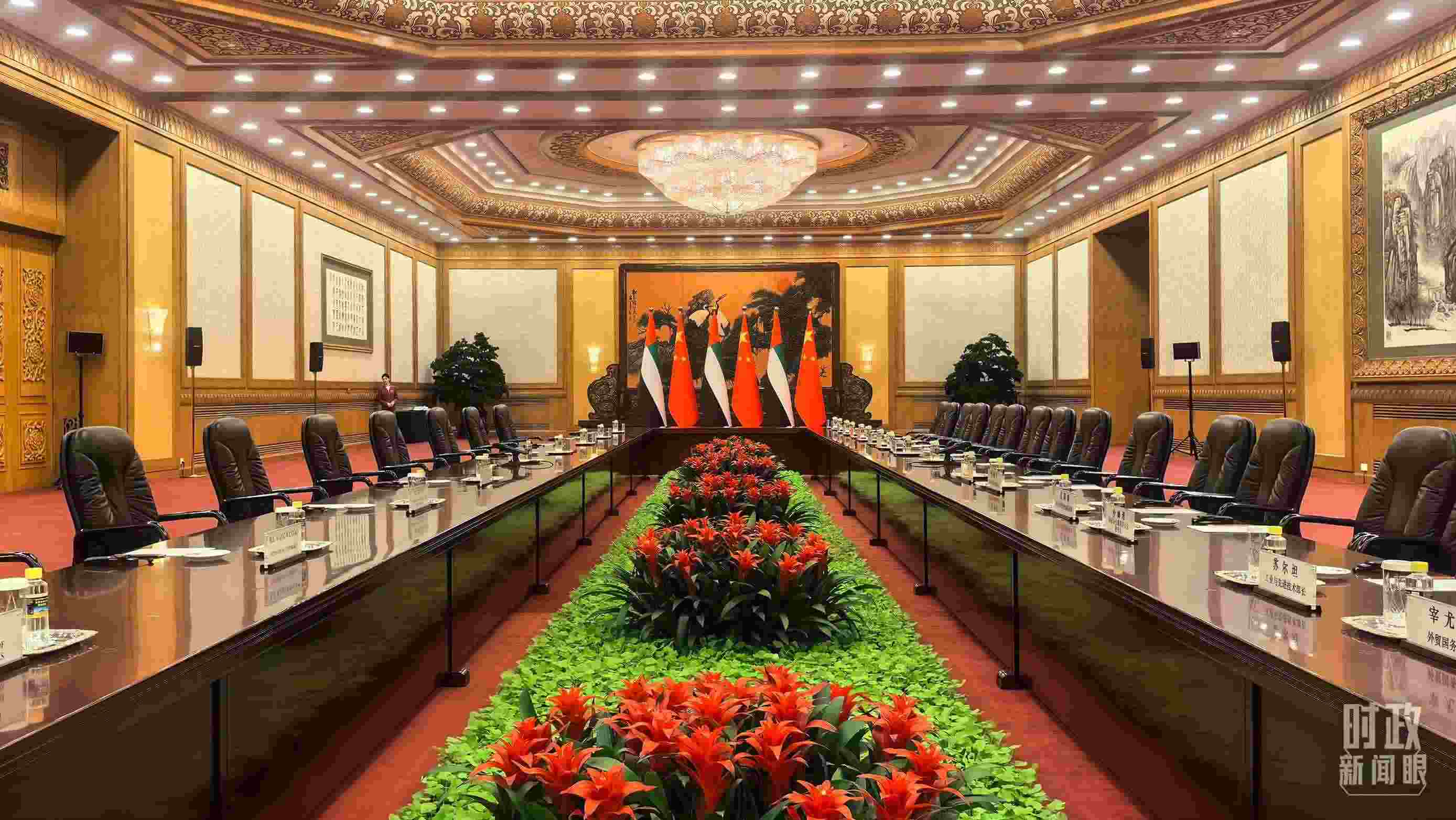 △5月30日下午，習(xí)近平主席同阿聯(lián)酋總統(tǒng)穆罕默德會(huì)談。這是會(huì)談開(kāi)始前的現(xiàn)場(chǎng)。（總臺(tái)央視記者鄂介甫拍攝）