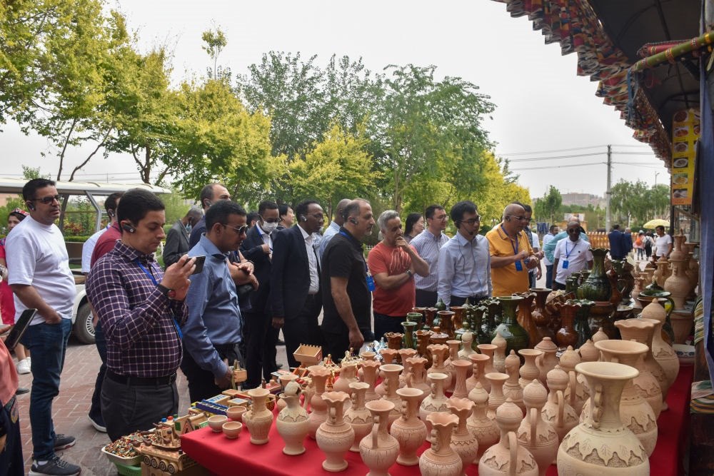 2023年5月31日，阿拉伯國家聯(lián)盟代表團一行在新疆喀什古城參觀訪問。新華社記者 高晗 攝