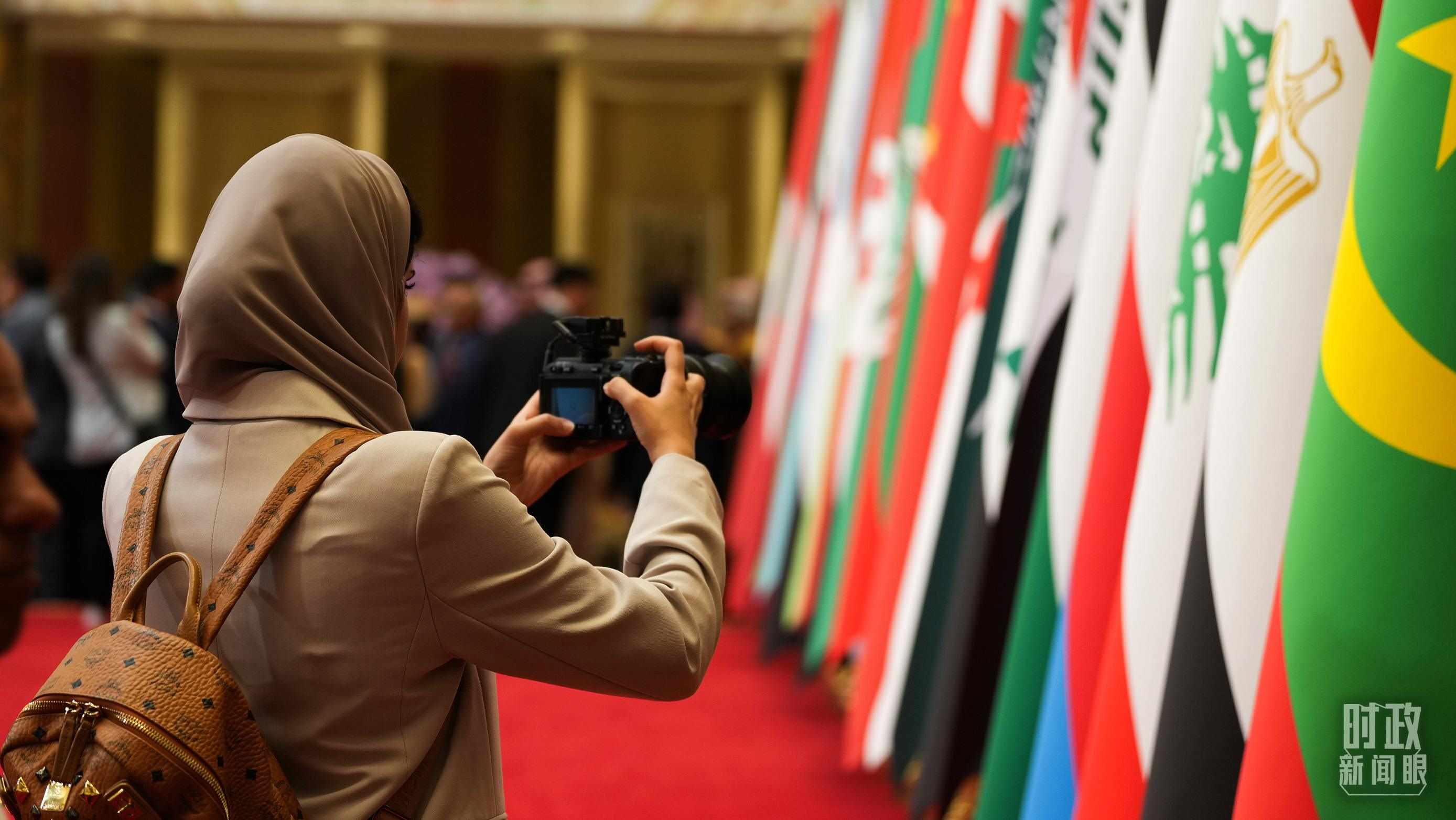 △外國(guó)媒體拍攝現(xiàn)場(chǎng)旗陣。（總臺(tái)國(guó)廣記者李晉拍攝）