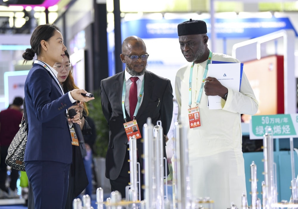 2023年9月22日，嘉賓在第六屆中阿博覽會上了解清潔能源項目。新華社記者 馮開華 攝