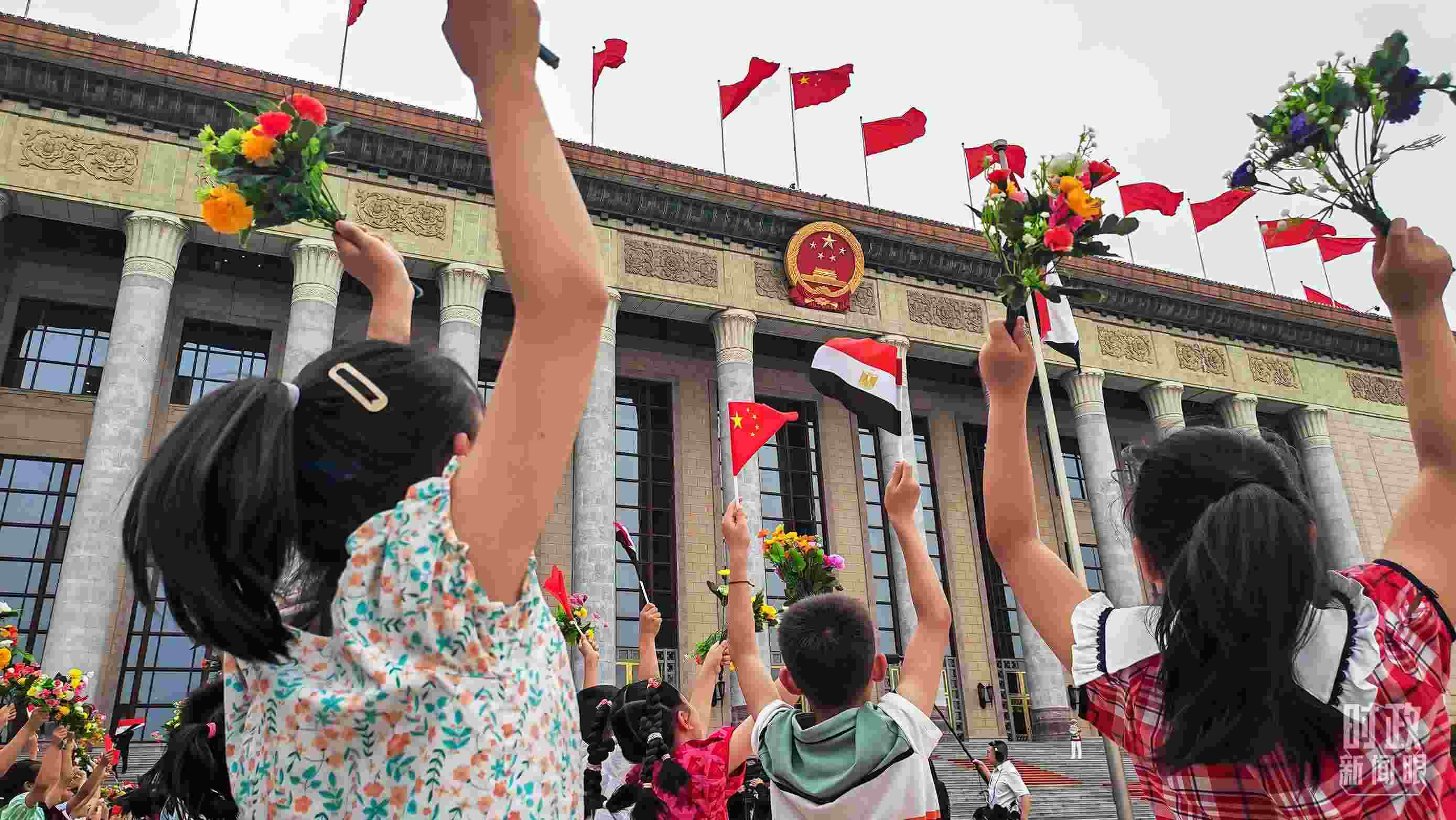 △5月29日下午，習(xí)近平主席舉行儀式歡迎埃及總統(tǒng)塞西訪華。圖為歡迎儀式現(xiàn)場(chǎng)的少年兒童。（總臺(tái)央視記者劉琦拍攝）