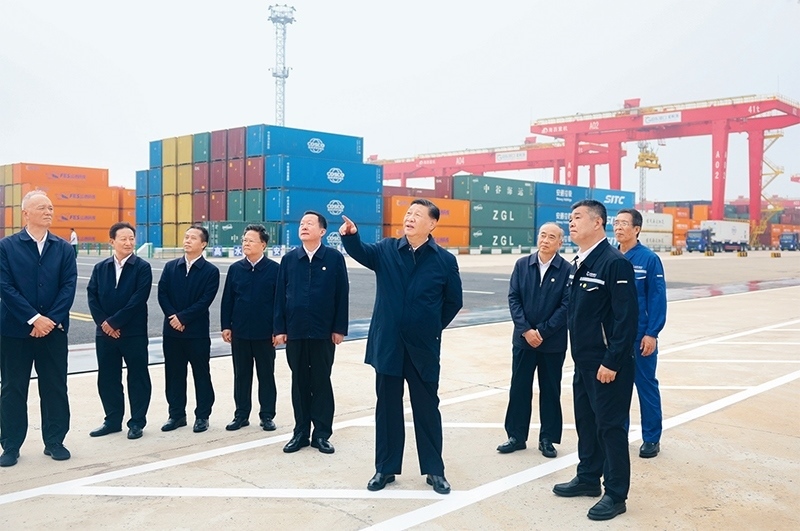 2024年5月22日至24日，中共中央總書記、國家主席、中央軍委主席習(xí)近平在山東考察。這是22日下午，習(xí)近平在日照港察看全自動化集裝箱碼頭作業(yè)場景。 新華社記者 鞠鵬/攝