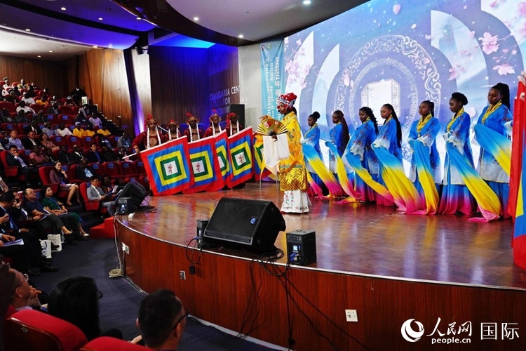 開幕式前，內(nèi)羅畢大學(xué)孔子學(xué)院學(xué)生進行文藝表演。人民網(wǎng)記者 黃煒鑫攝