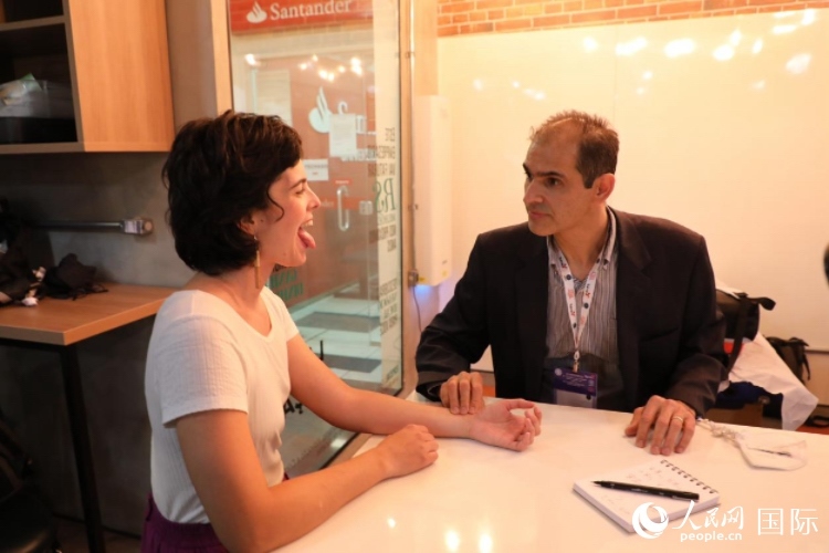 在巴西米納斯吉拉斯州首府貝洛奧里藏特開辦診所的中醫(yī)師保羅·貢扎爾韋斯，正在把脈并觀察舌苔。人民網記者 陳一鳴攝