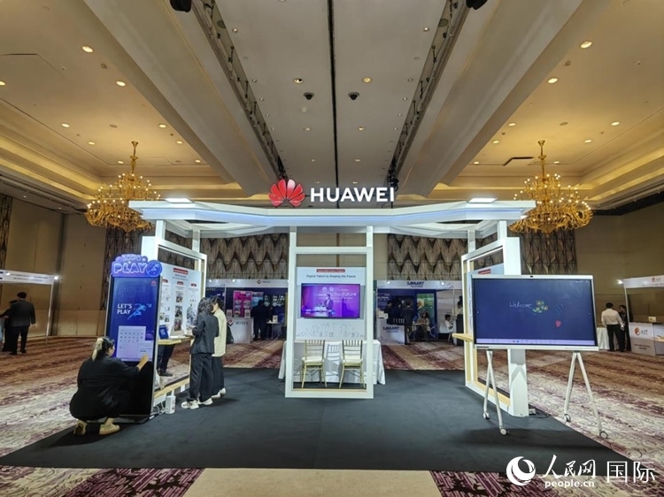 峰會現(xiàn)場，由泰國政府、中泰高校和客戶伙伴搭建的人才雙選會和伙伴展臺開放。人民網(wǎng)記者 楊一攝