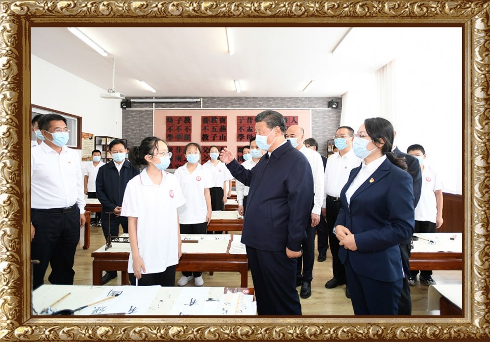 2021年9月13日至14日，習(xí)近平總書記在陜西省榆林市考察。14日上午，習(xí)近平在綏德實驗中學(xué)考察時，同正在練習(xí)書法的學(xué)生親切交流。