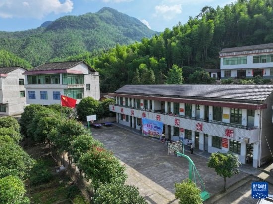 這是5月28日拍攝的湖南省衡陽市衡陽縣岣嶁鄉(xiāng)妙溪小學(xué)（無人機(jī)照片）。