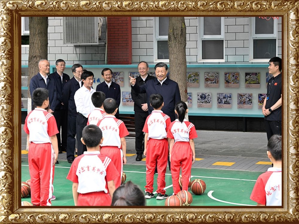 2023年5月31日上午，習(xí)近平總書記來到北京育英學(xué)?？赐繂枎熒?，在籃球場同正在上體育課的小學(xué)生們親切交流。習(xí)近平親切地說：“現(xiàn)在生活條件好了，孩子們不是要吃得胖胖的，而是要長得壯壯的、練得棒棒的?！? width=