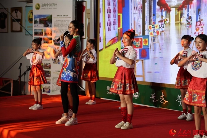 活動(dòng)上，孩子們表演原創(chuàng)歌舞節(jié)目。人民網(wǎng)記者 張志文攝