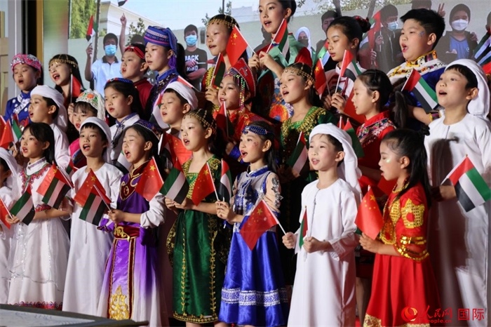 活動(dòng)上，身著中阿傳統(tǒng)服飾的孩子們共唱歌曲，表達(dá)對(duì)美好未來(lái)的向往。人民網(wǎng)記者 張志文攝