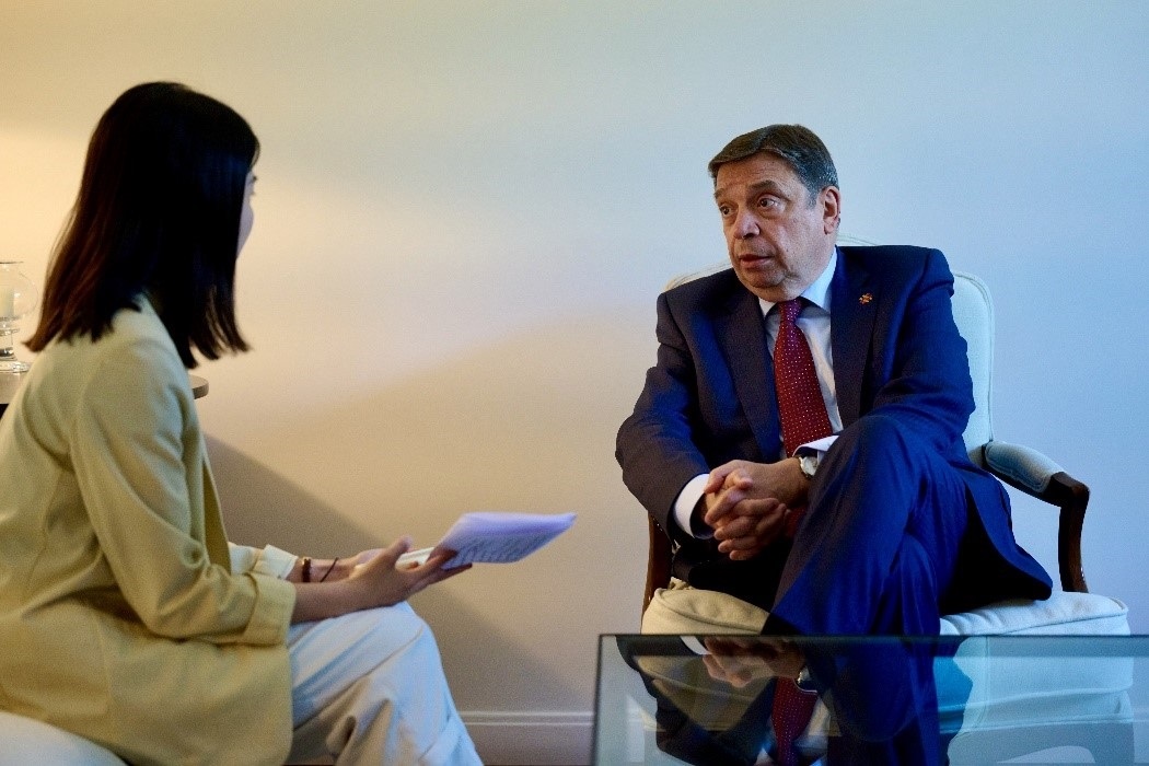 西班牙農(nóng)業(yè)、漁業(yè)和食品大臣普拉納斯接受人民網(wǎng)專訪。西班牙駐華大使館供圖