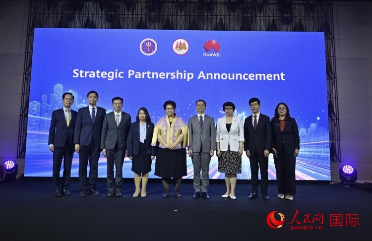 數(shù)字人才峰會(huì)現(xiàn)場(chǎng)。左五為泰國(guó)高等教育、科學(xué)、研究和創(chuàng)新部長(zhǎng)素巴瑪·伊沙拉帕迪，右三中國(guó)駐泰國(guó)大使館教育參贊許蘭，右四為華為泰國(guó)技術(shù)有限公司總經(jīng)理李雄偉。人民網(wǎng)記者 簡(jiǎn)承淵攝