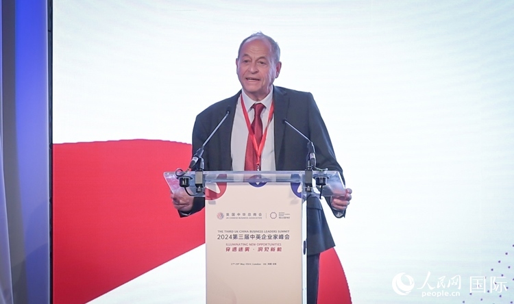 英國48家集團(tuán)俱樂部榮譽(yù)主席斯蒂芬·佩里致辭。人民網(wǎng) 郭錦標(biāo)攝