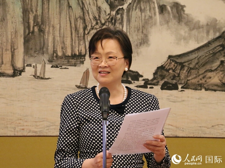 大使夫人丁玥致辭。人民網(wǎng) 許可攝