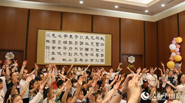 小朋友們合唱《明天會更好》。人民網(wǎng) 許可攝