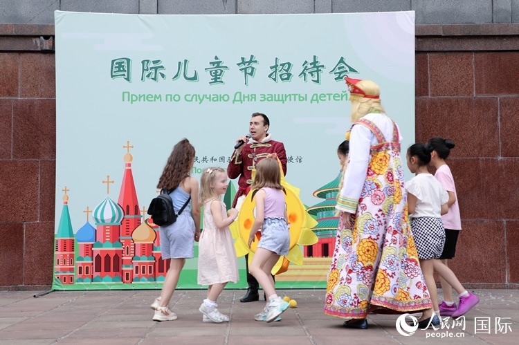 中俄兩國小朋友共同參與互動游戲。人民網記者 隋鑫攝