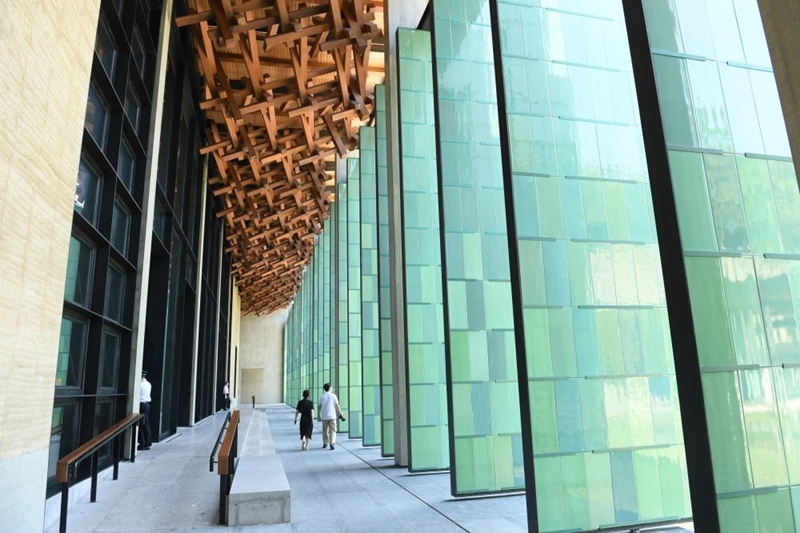 2022年7月23日，杭州國家版本館屋頂?shù)哪緲?gòu)和青瓷門扇相映成趣。