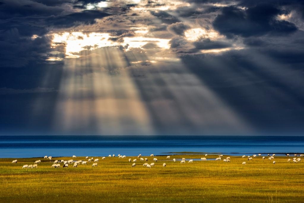 這是2022年9月21日在海北藏族自治州海晏縣拍攝的青海湖一角。（通聯(lián)照片 焦生福 攝）