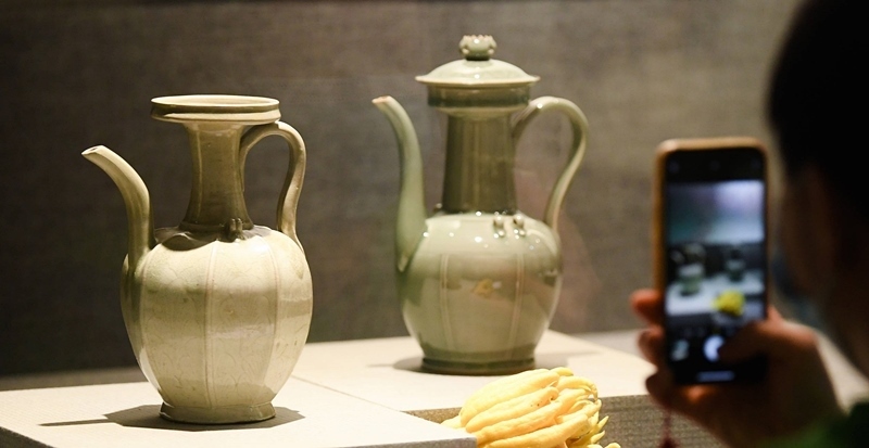 2021年9月14日，浙江省博物館，觀眾在拍攝北宋龍泉窯執(zhí)壺（左）和龍泉青瓷藝人劉杰制作的執(zhí)壺。