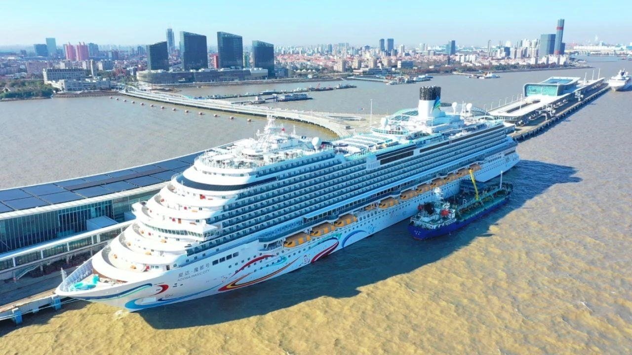 △2024年1月1日，國產(chǎn)首艘大型郵輪“愛達(dá)·魔都號”從上海吳淞口國際郵輪港開啟商業(yè)首航。