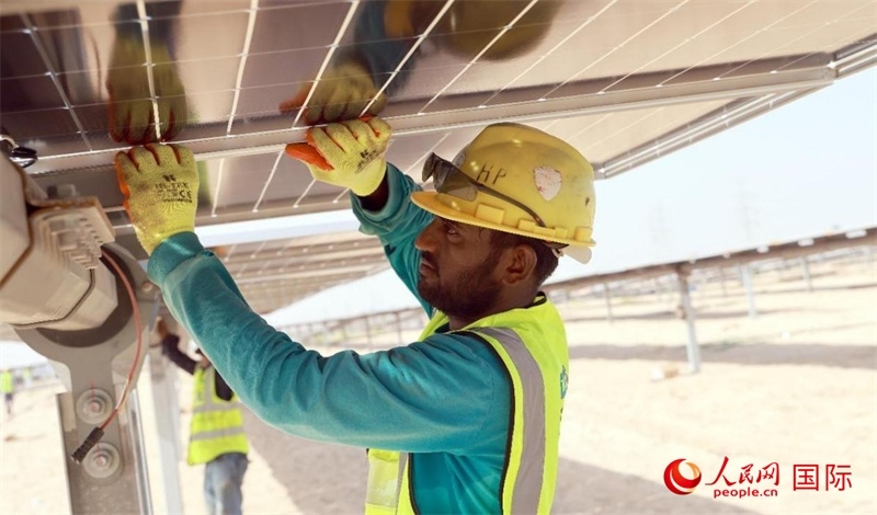 工人正在安裝光伏面板。人民網(wǎng)記者 管克江攝