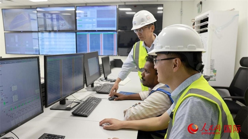 工作人員進(jìn)行倒送電準(zhǔn)備。人民網(wǎng)記者 管克江攝