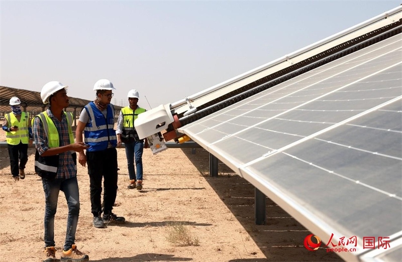 工作人員在測(cè)試自動(dòng)清掃機(jī)器人。人民網(wǎng)記者管克江攝