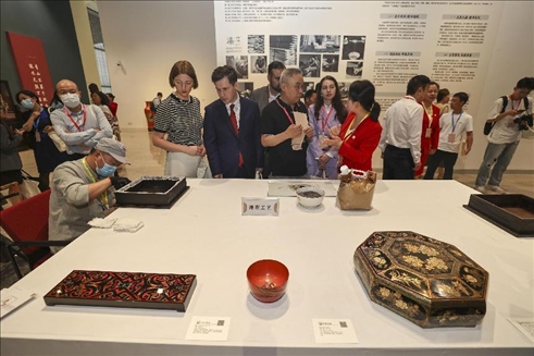 2023年5月28日，北京，推光漆器匠人為駐華使節(jié)展示技藝。