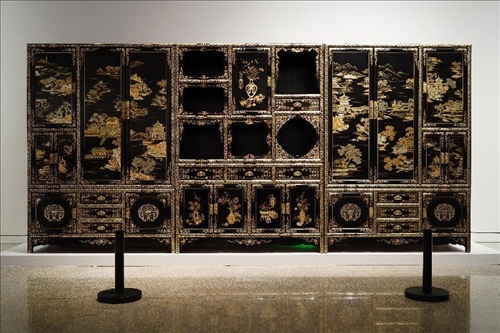 2023年7月9日，北京，中國工藝美術(shù)館·中國非物質(zhì)文化遺產(chǎn)館，“山西特色專業(yè)鎮(zhèn)·平遙非遺雙寶中華行”展覽展出的推光漆器作品。