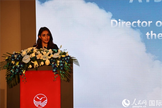 阿聯(lián)酋經(jīng)濟(jì)部旅游司司長(zhǎng)艾莎·阿菲菲致辭。人民網(wǎng)記者張志文攝