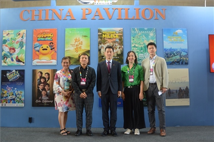 相關(guān)公司代表與中國駐里約熱內(nèi)盧總領(lǐng)館商務(wù)參贊敬艷輝在中國聯(lián)合展臺(tái)前合影。中廣國際公司供圖