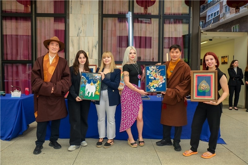 西班牙嘉賓參觀青海傳統(tǒng)手工技藝展示。主辦方供圖