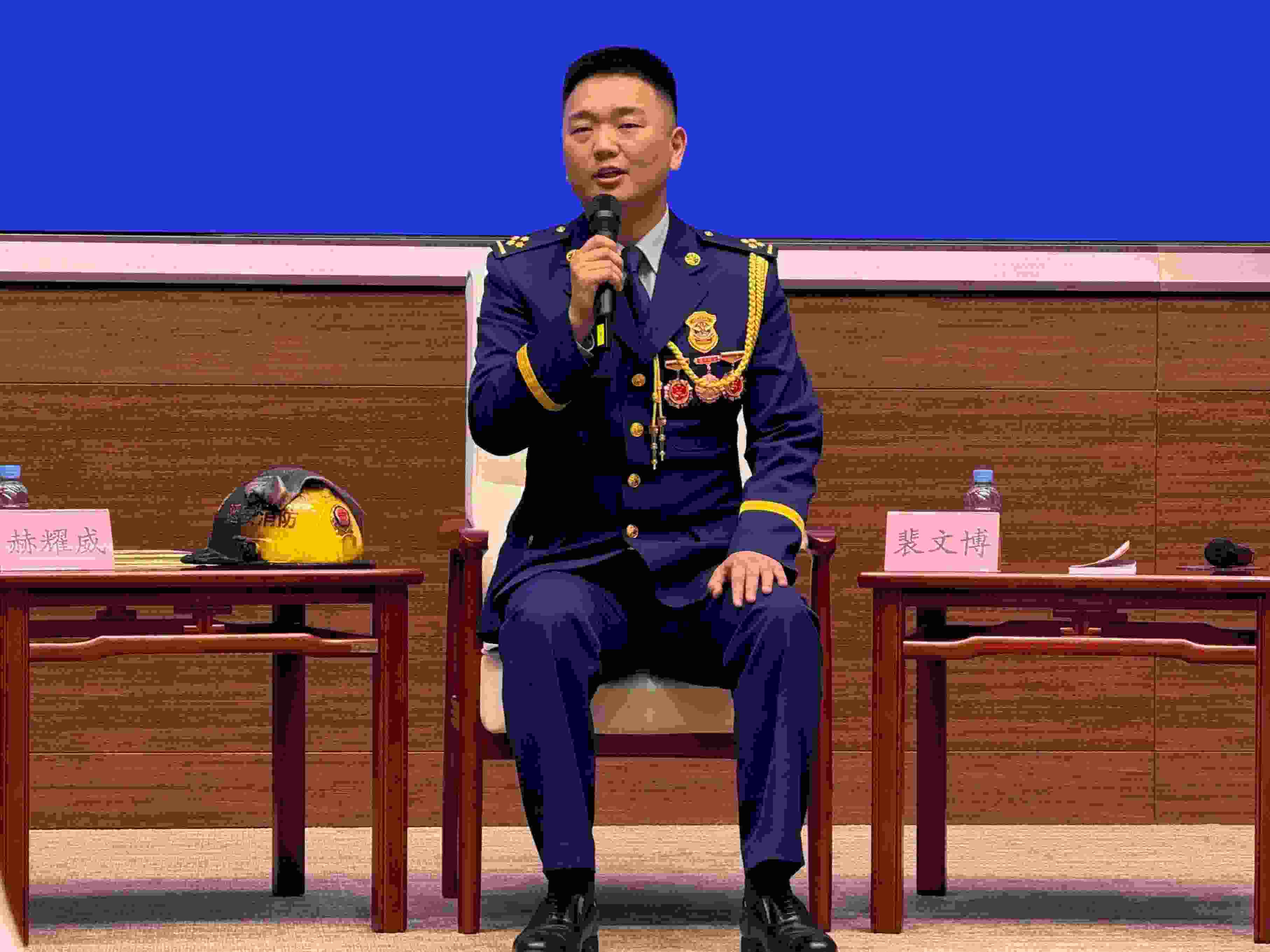 寶塔消防救援站政治指導(dǎo)員裴文博在回答記者提問(wèn)。人民網(wǎng)記者 郝萍攝